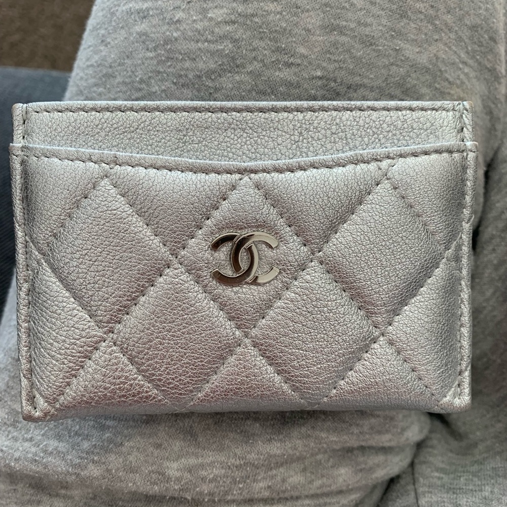 Chanel flat card holder 9/10 condition. Calfskin and silver hardware